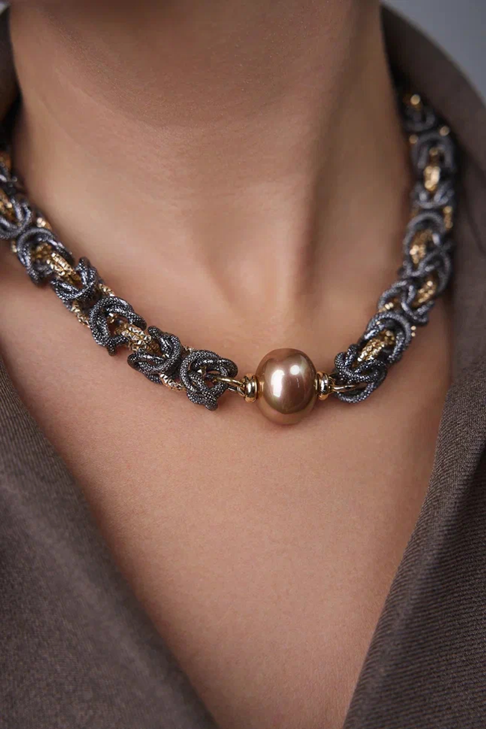 Колье Византия биколор: золото и графит с карамельной плоской жемчужиной