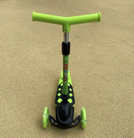 Самокат трехколесный со светящимися колесами Micar Zumba 2022 чёрный, зеленый