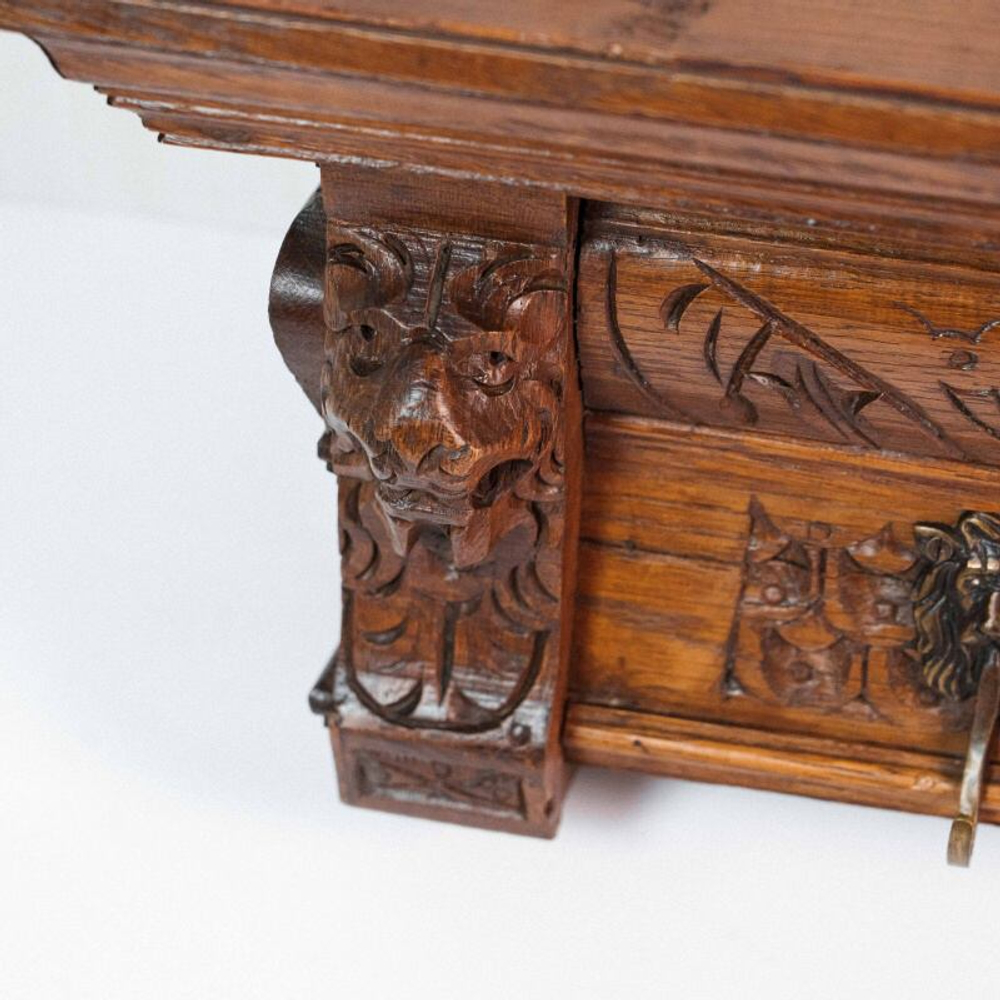 Резная настенная вешалка с львами