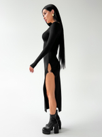 Платье удлиненное однотонное с овальным вырезом и разрезом по ноге