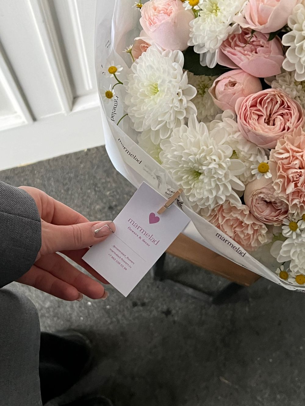 Букет из хризаентемы, кустовой пионовидной розы и ромашки