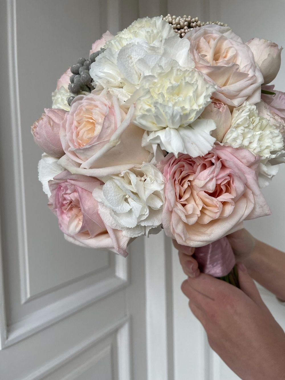 Свадебный букет из гортензии, диантусов, озотамнуса, кустовых пионовидных и одноголовых роз