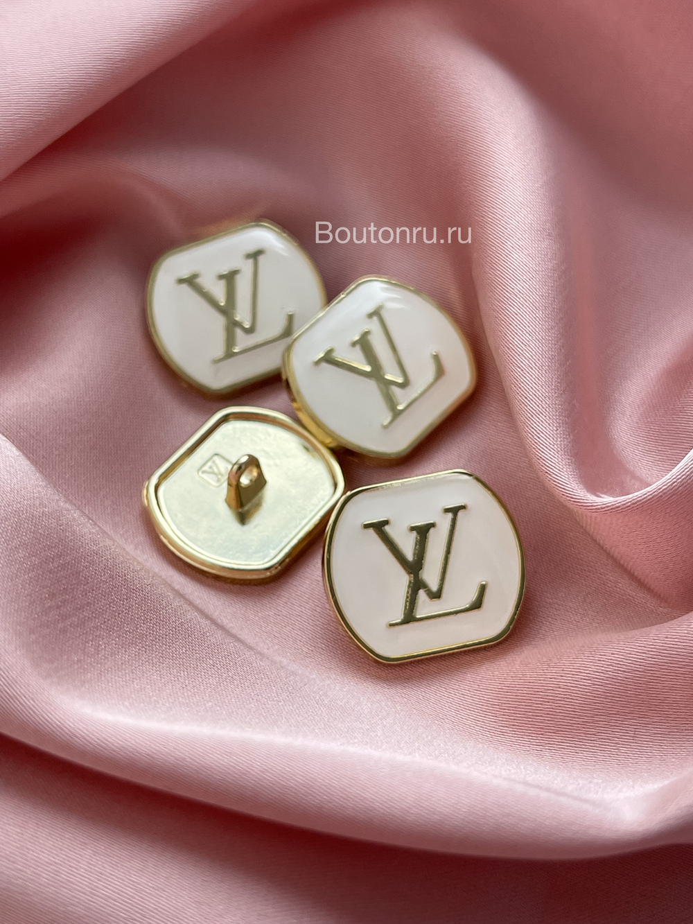 Пуговицы Лв. молочные эмаль золото 18 мм