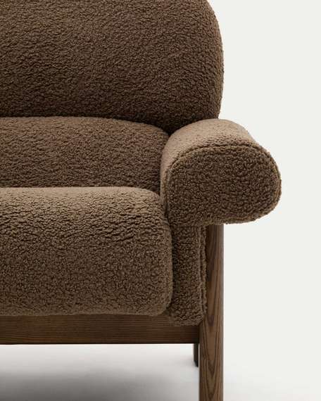 Кресло Cabana из серо-коричневого букле с ножками в отделке под орех