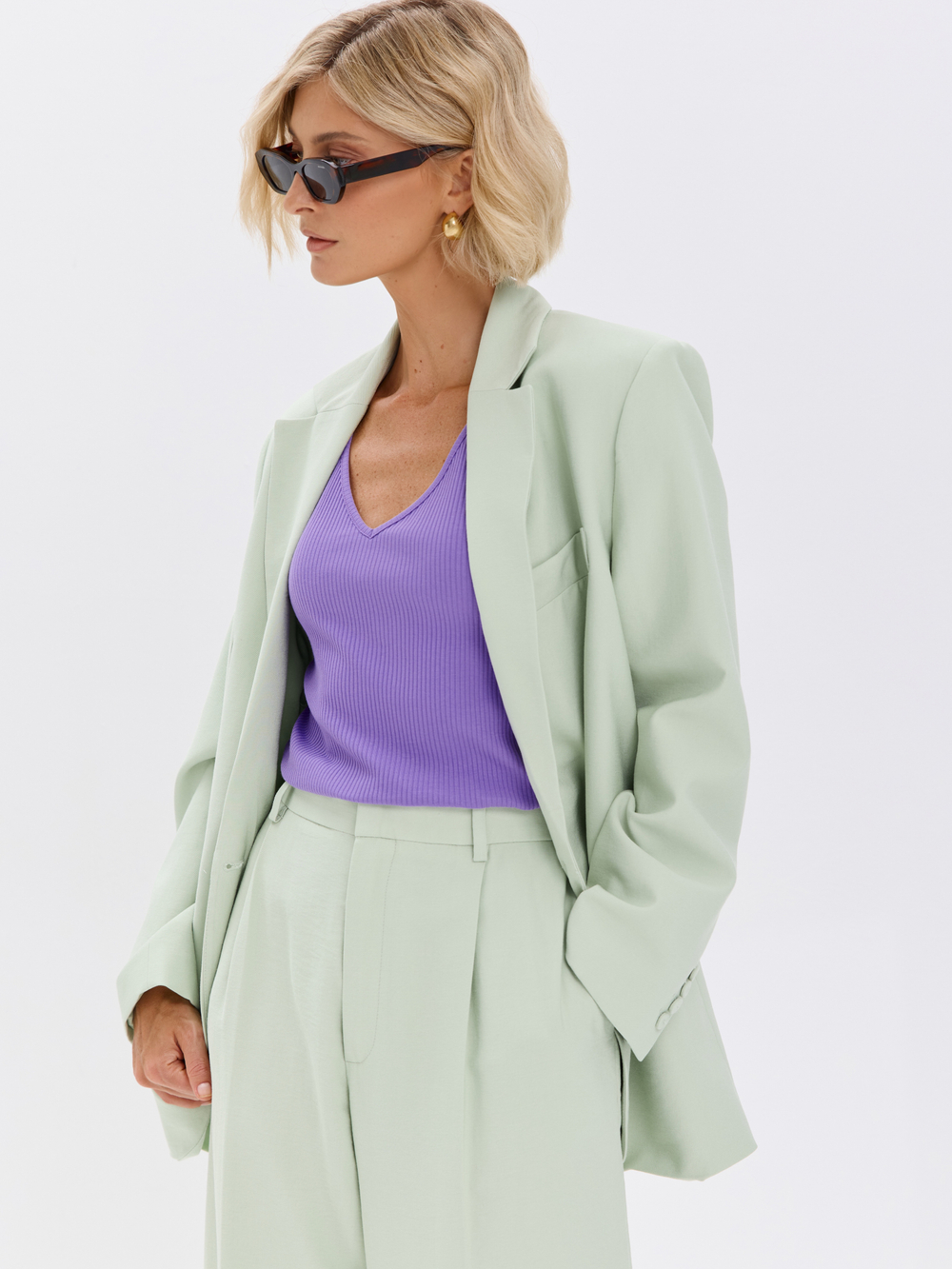 Топ-лапша под пиджак с глубоким V-вырезом