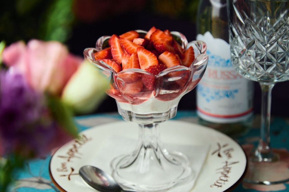 СВЕЖАЯ КЛУБНИКА С СЫРНЫМ КРЕМОМ (БЕЗ САХАРА) (250г)