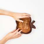 Менажница деревянная из сибирского кедра для подачи блюд и закусок с гравировкой "УЛЫБКА СПАСЕТ МИР!". MG91