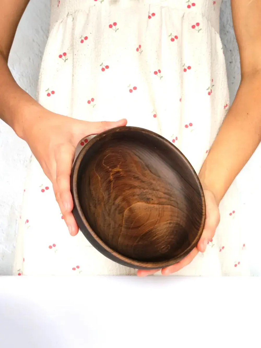 Деревянная сервировочная тарелка из кедра