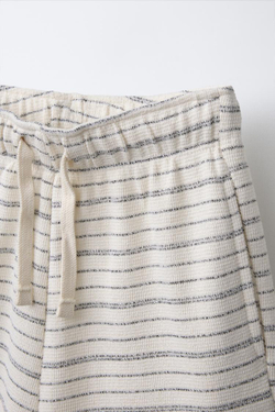 ZARA КОМПЛЕКТ ИЗ РЕЛЬЕФНОГО ПОЛО И ШОРТОВ-БЕРМУДОВ, ЭКРЮ