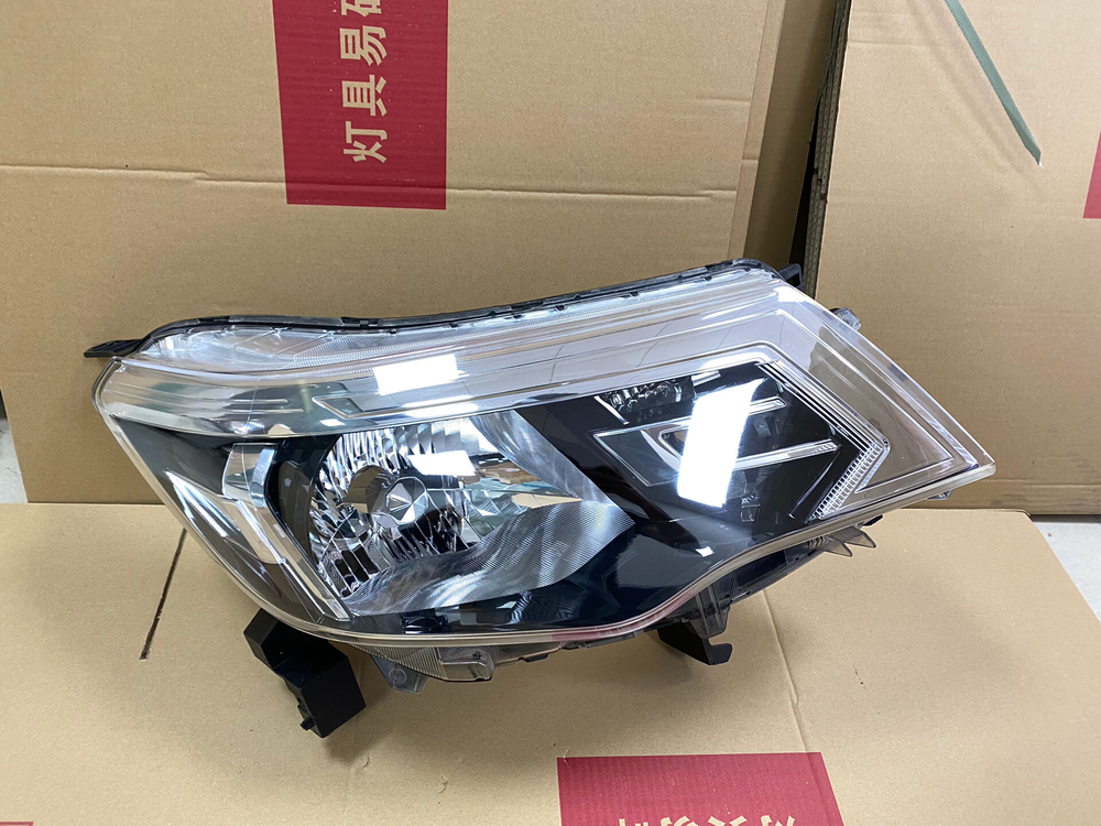 Передняя фара для Nissan Terra (оригинал,)
