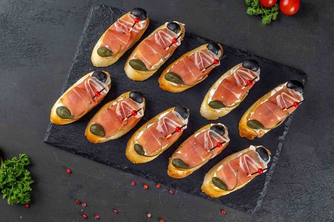 Брускетта с пармской ветчиной, 10 шт.