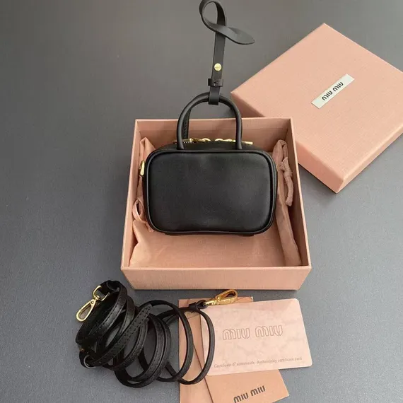 Микро сумка MIU MIU из натуральной кожи в черном цвете
