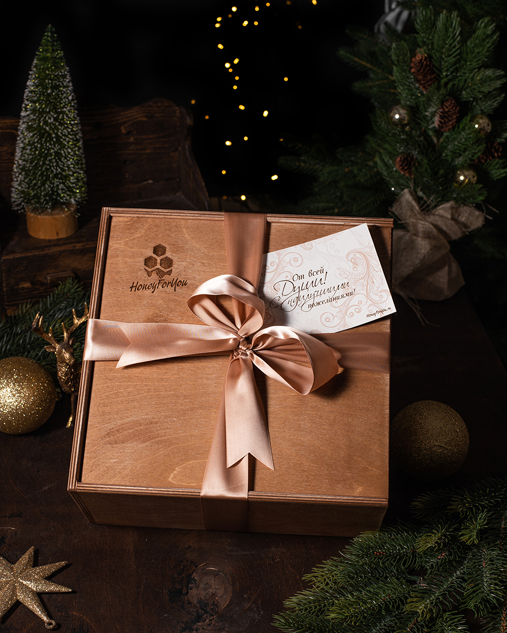 Подарочный деревянный ящик с орехами и сухофруктами