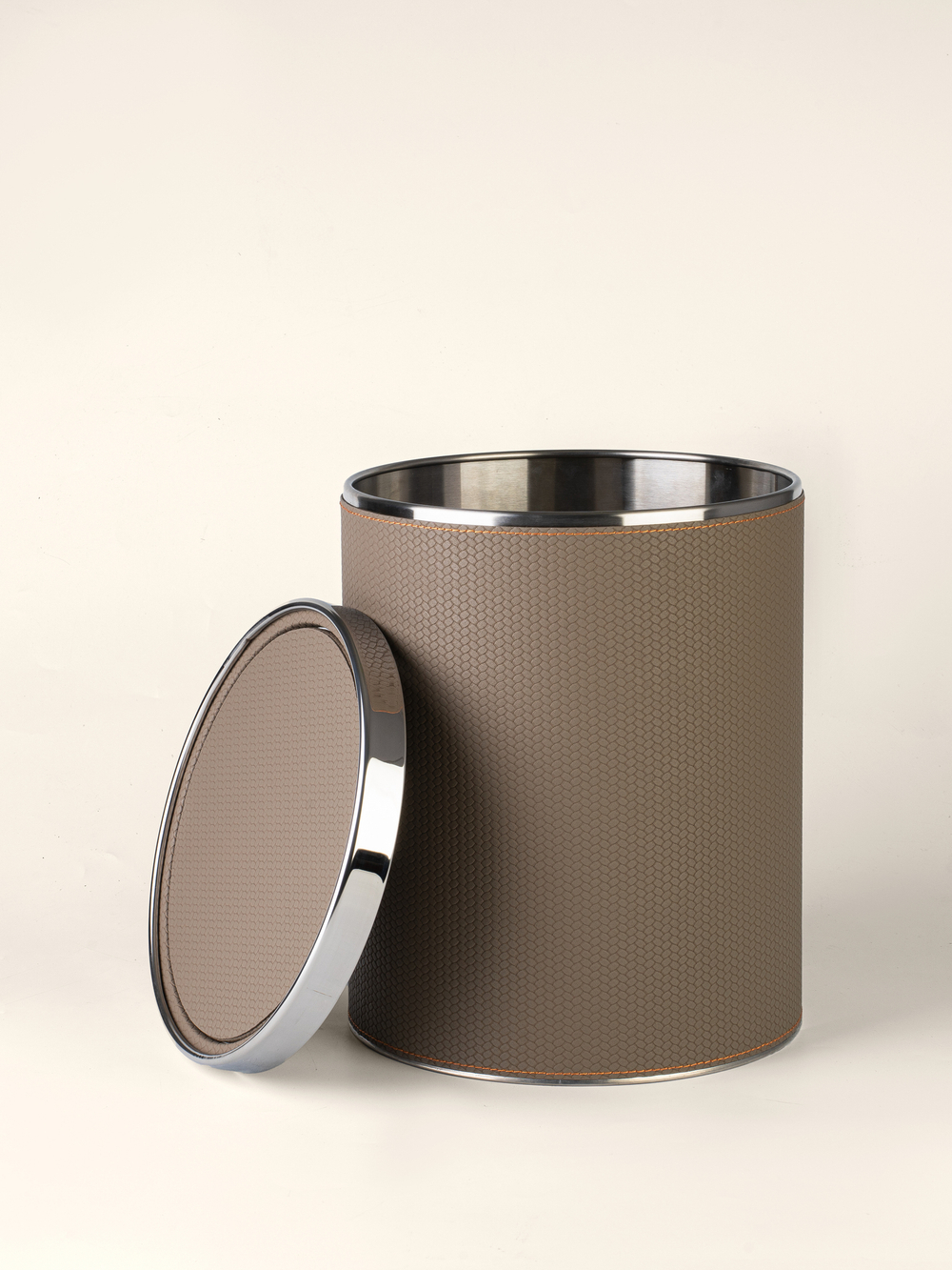 Ведро с крышкой коричневое