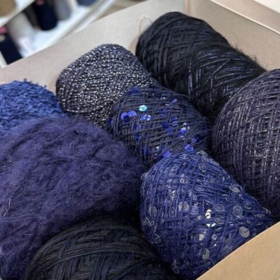 Набор итальянской фантазийной пряжи для футболки, джемпера "ТОСКАНСКАЯ НОЧЬ"; Состав: меринос, вспушенная альпака, хлопок, люрекс, пайетки, фибра. Общий вес: 500 гр