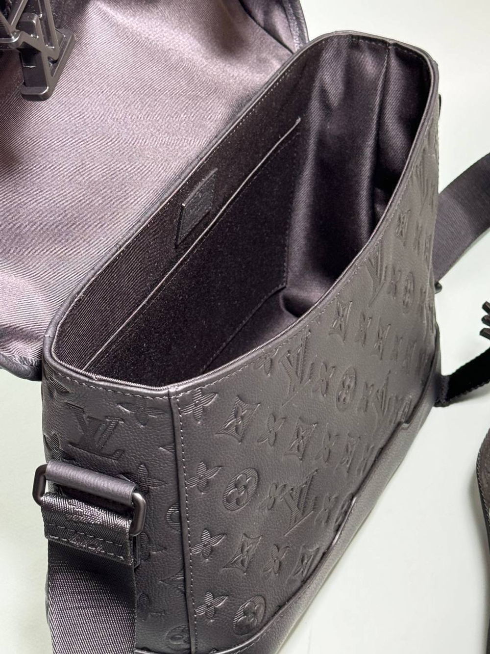 Сумка-мессенджер Louis Vuitton