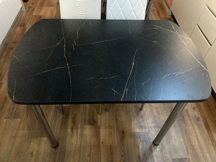 Стол неразд Пластиковый подстолье прямое хром Царг.пояс венге Ст-ца каспий черное золото (венге)