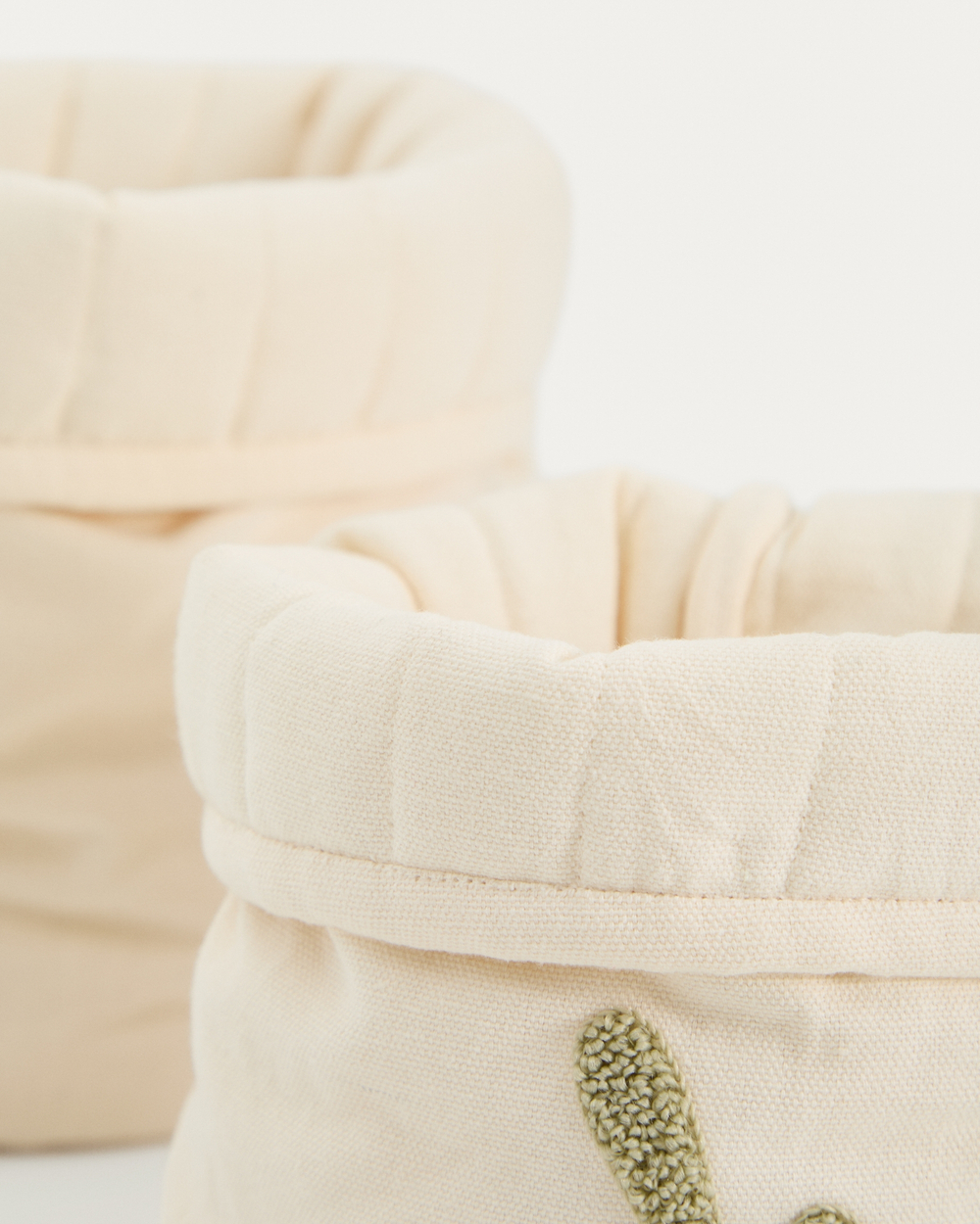 Набор из 2 детских корзинок из бежевого хлопка Tandani с вышитыми листьями