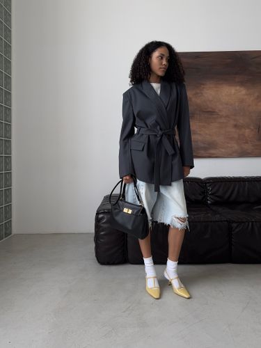 Приталенный жакет с поясом