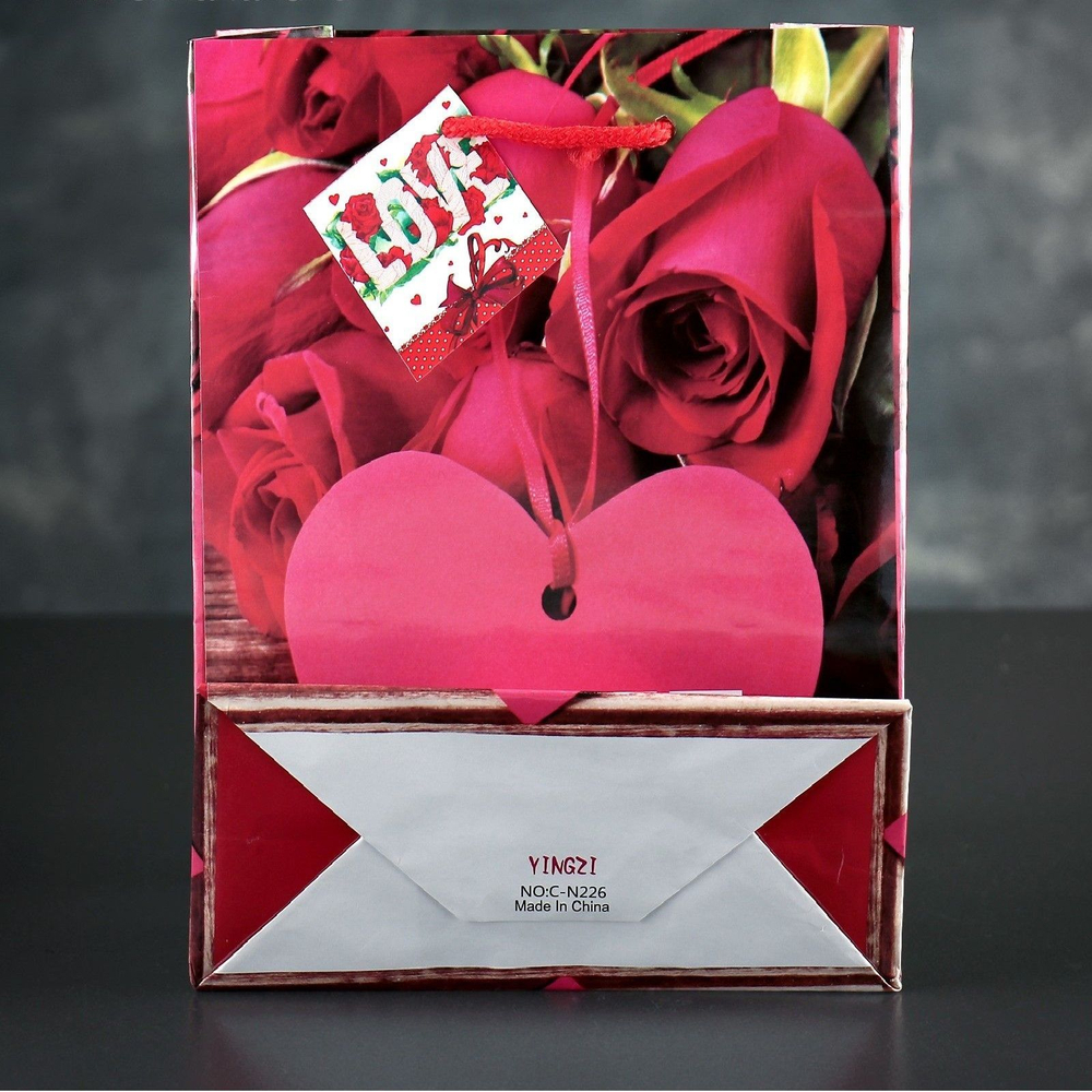 Подарочный пакет Love с розочками и сердечками - 23 х 18 см. (Цвет: красный)