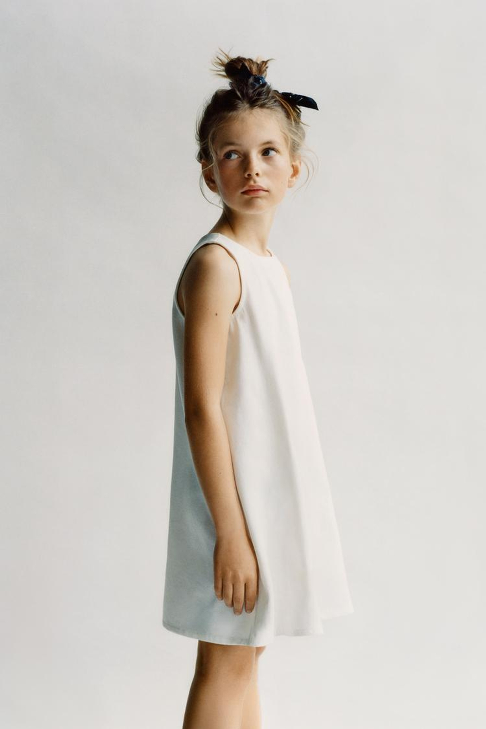 ZARA ДЖИНСОВОЕ ПЛАТЬЕ, БЕЛЫЙ