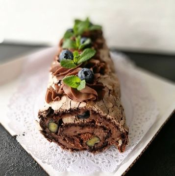 Шоколадный меренговый рулет с фундуком и голубикой