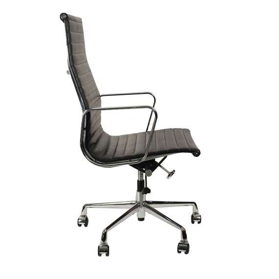 Культовое офисное кресло Eames Ribbed EA 119 из черной кожи с хромированным каркасом | Купить в Hallberg.ru