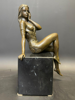 Бронзовая скульптура «Обнаженная на камне»