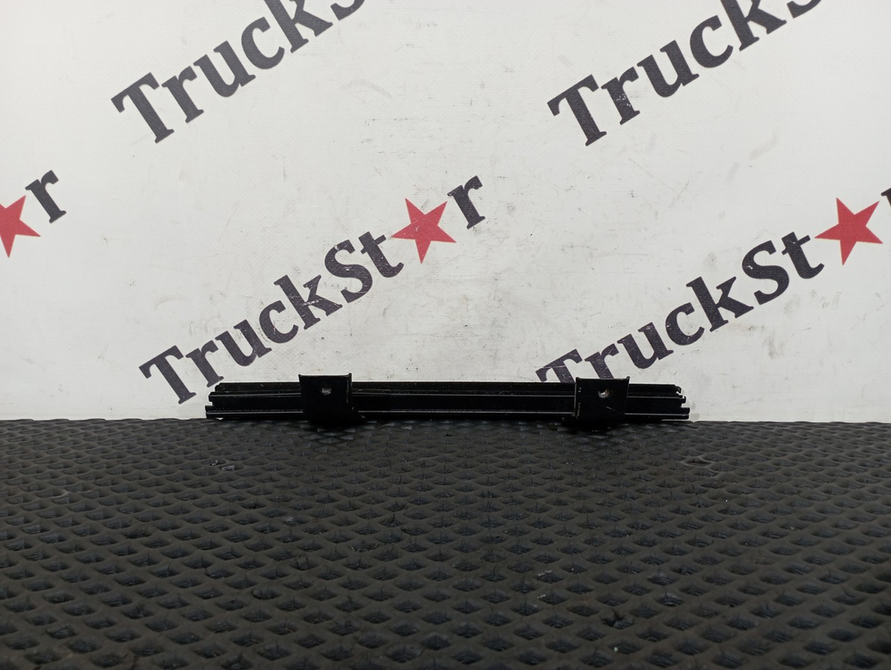 Направляющая стекла двери левой 2023г