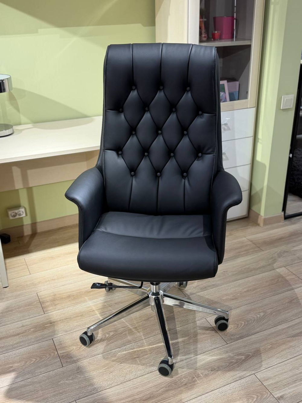 Кресло офисное 2902-1 582045##Black color LEATHER