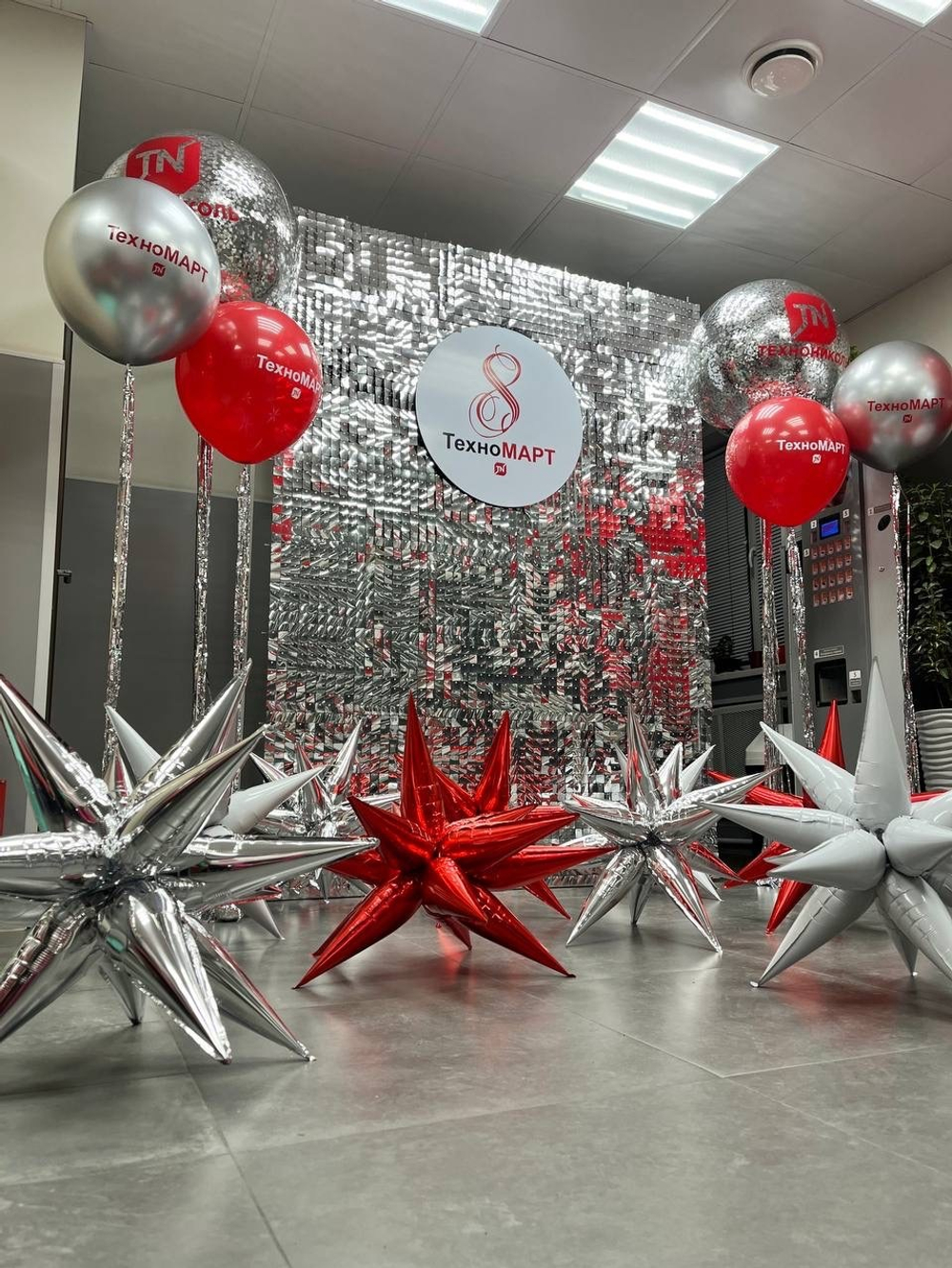 Фотозона на 8 марта, пайетка Solaair серебро/красный №2856