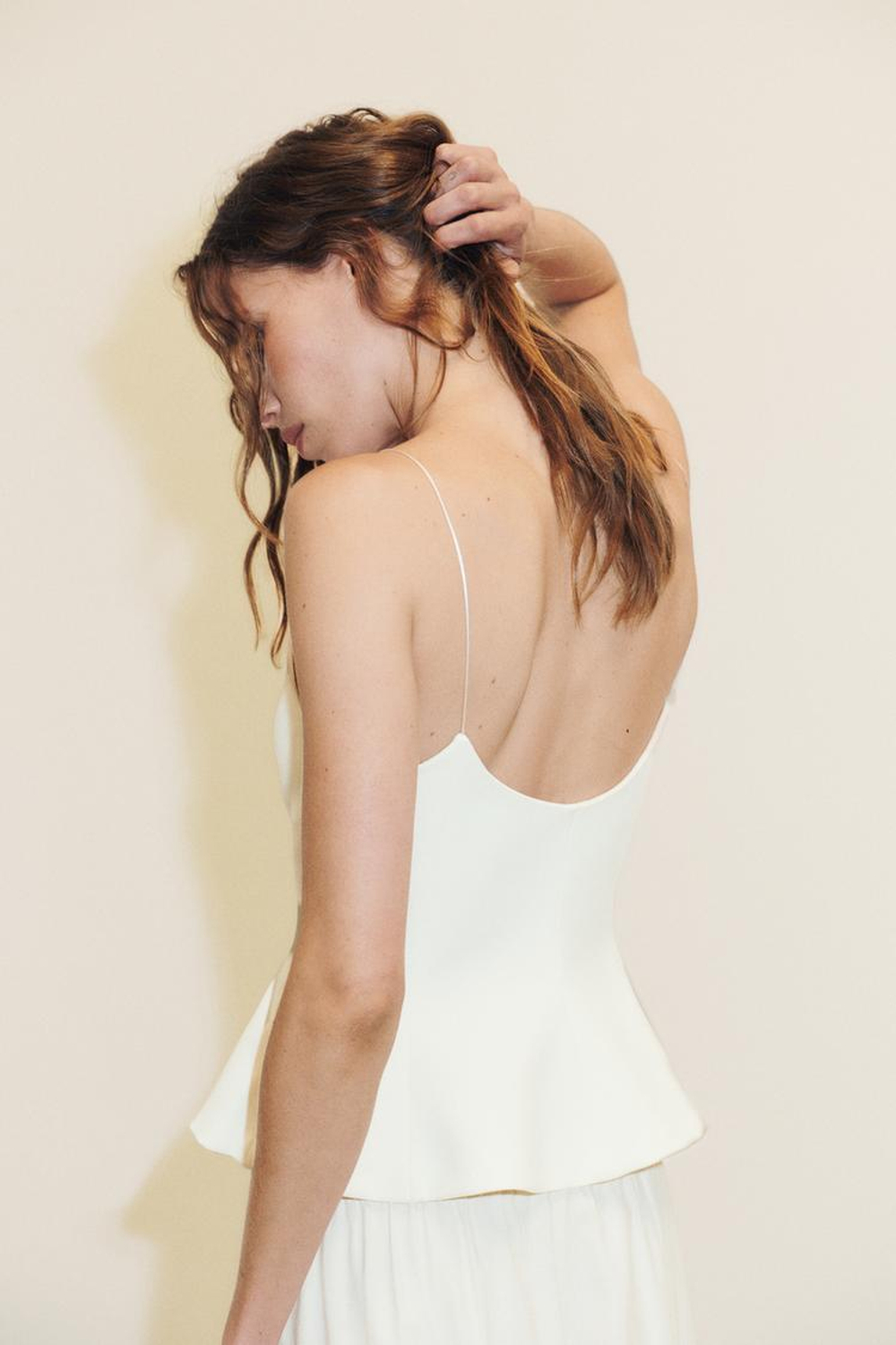 ZARA ТОП ИЗ ЭЛАСТИЧНОЙ ТКАНИ С БАСКОЙ, ЖЕЛТОВАТО-БЕЛЫЙ