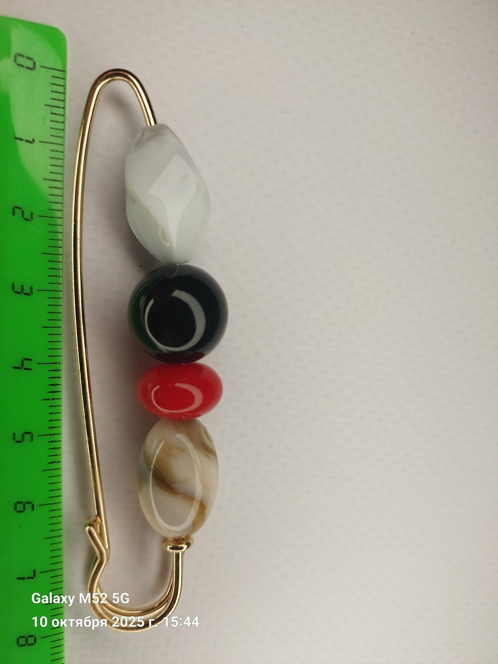 Булавка брошь "Цветные камешки" для кардигана, пальто, платков, костюмов, одежды. Цвет серый красный