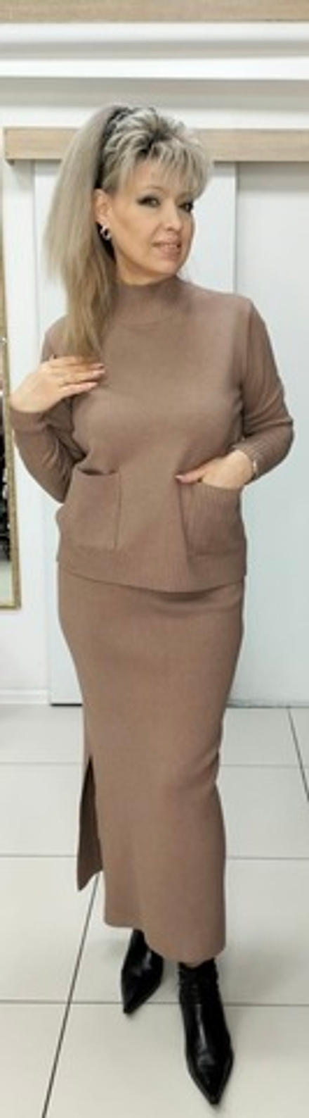 Трикотажный юбочный костюм в цвете капучино