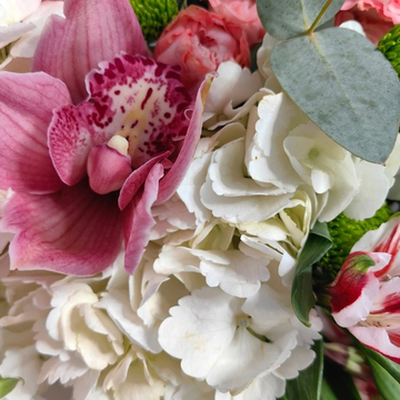 Авторский букет с гортензиями в "облачке"