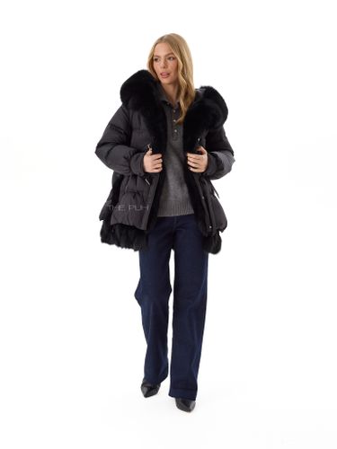 Черный пуховик с ремешками и меховыми вставками