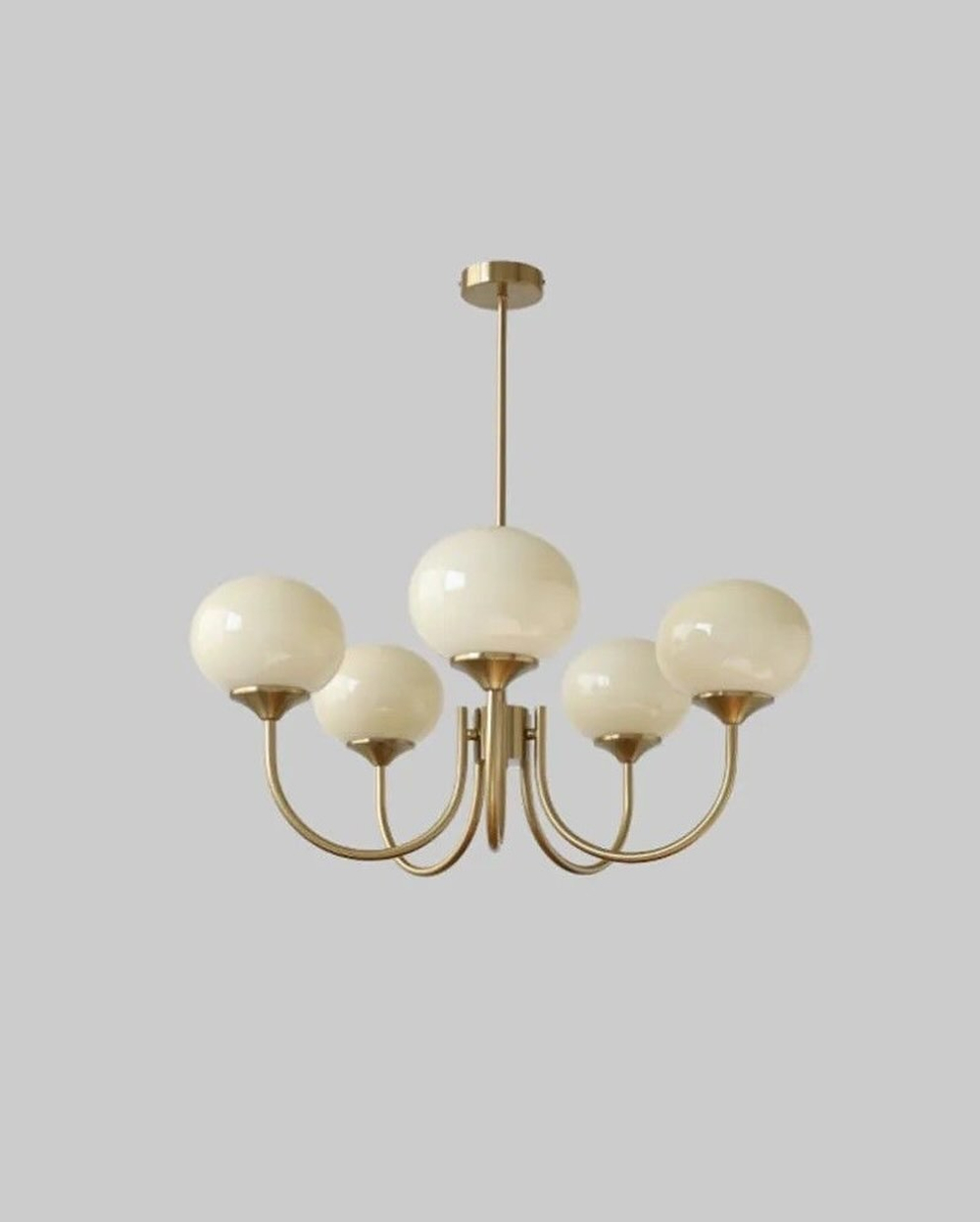 Элегантная люстра с глянцевыми розовыми плафонами и изящным золотым каркасом.