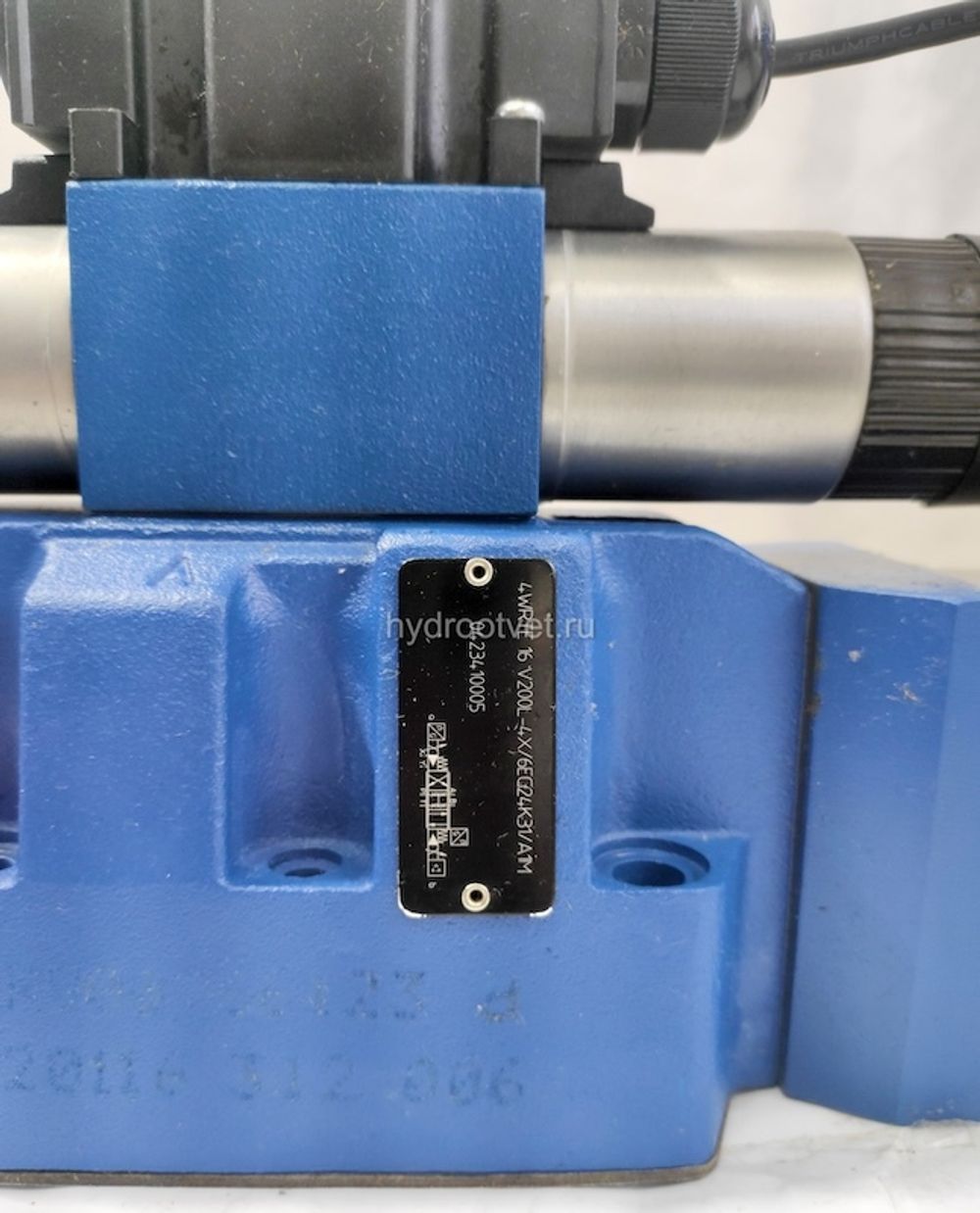 4WRTE16V200L-4X/6EG24K31/A1M - Пропорциональный быстродействующий распределитель с обратной связью по положению золотника и со встроенным усилителем (OBE), Ду16, A1 = ±10 В, номинальный расход 200 л/мин, схема V, каналы управления X и Y = внешние