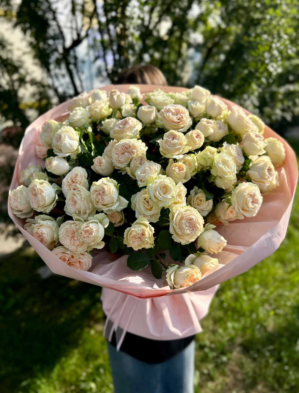 19 веточек кремовых пионовидных кустовых роз