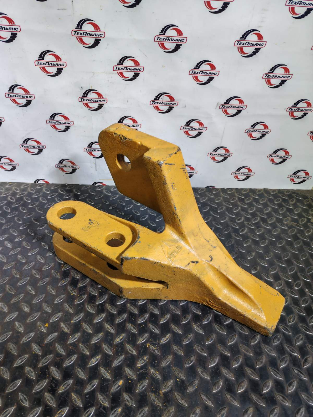 Зуб болтовой правый 4043000063 SDLG