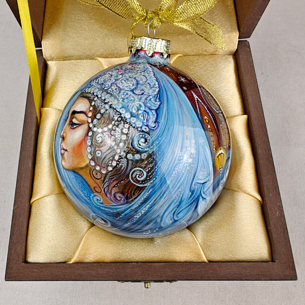 Коллекционный елочный шар с росписью Палех "Снежная королева" в футляре