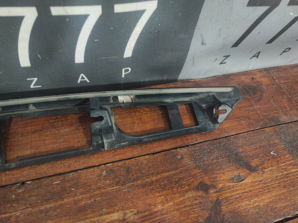 Накладка крышки багажника Toyota Camry (XV70) 17-нв Б/У Оригинал 7681133520