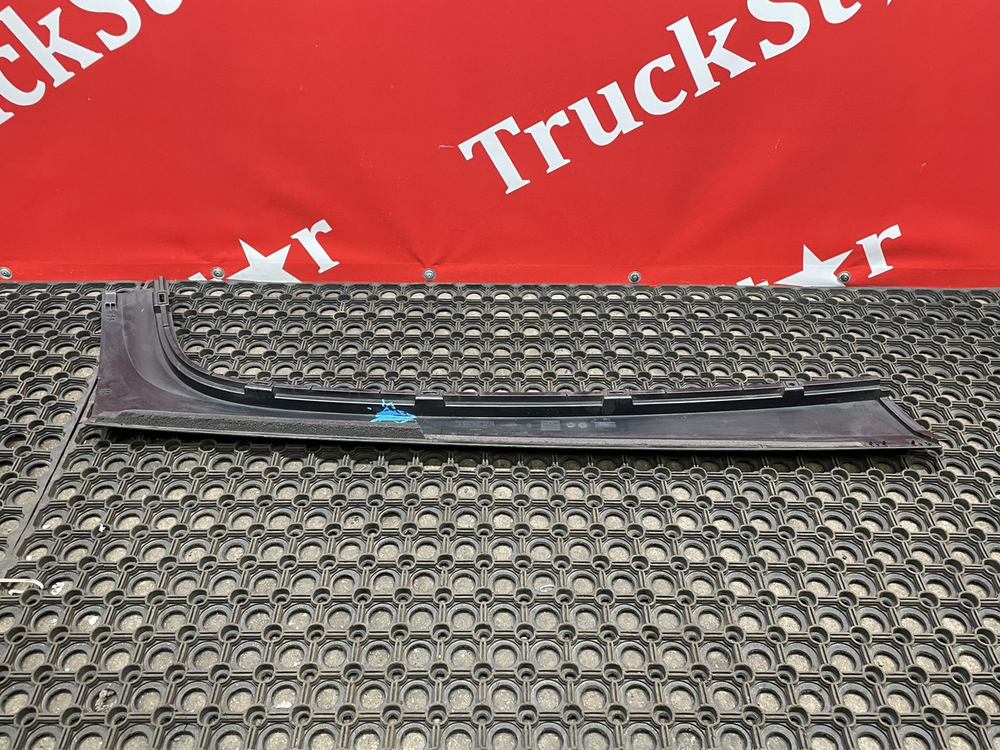 Накладка передней стойки правая