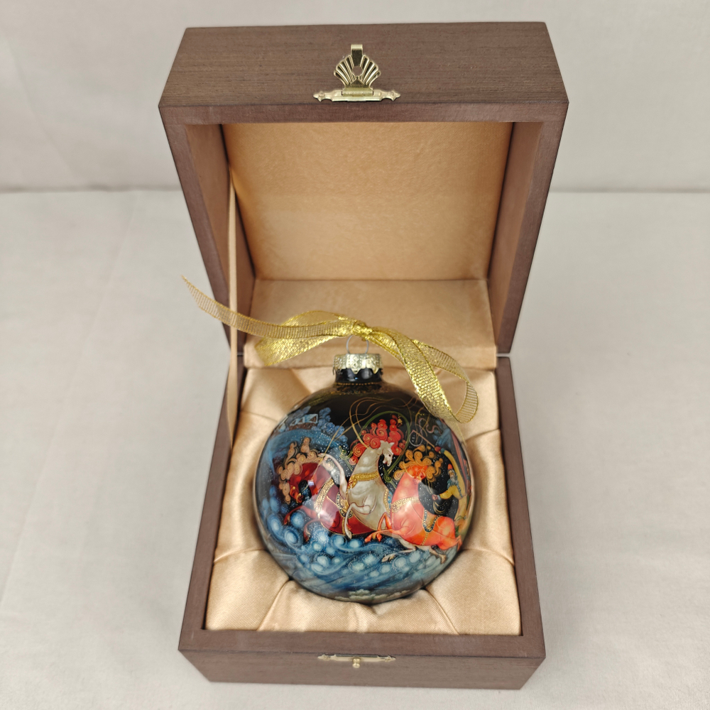 Коллекционный елочный шар с круговой росписью "Тройка " в футляре