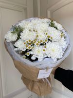 Сборный букет с хриантемой, ромашкой и голубой незабудкой