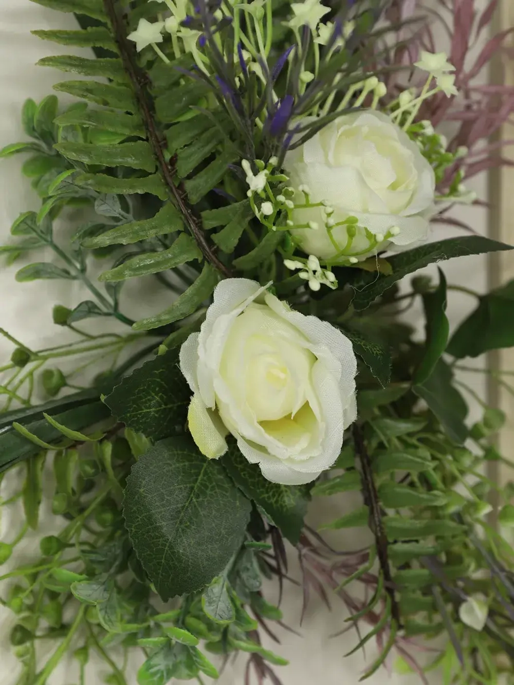 Искусственные цветы в багетной раме для декора