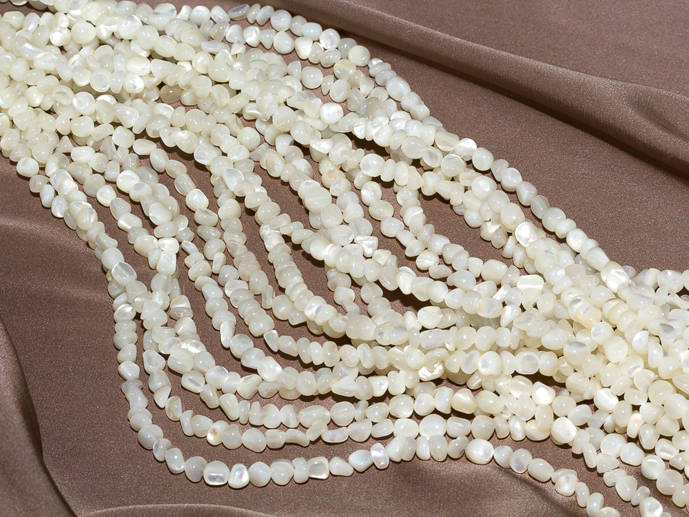 Нить бусин из перламутра свободной формы, 4,5мм