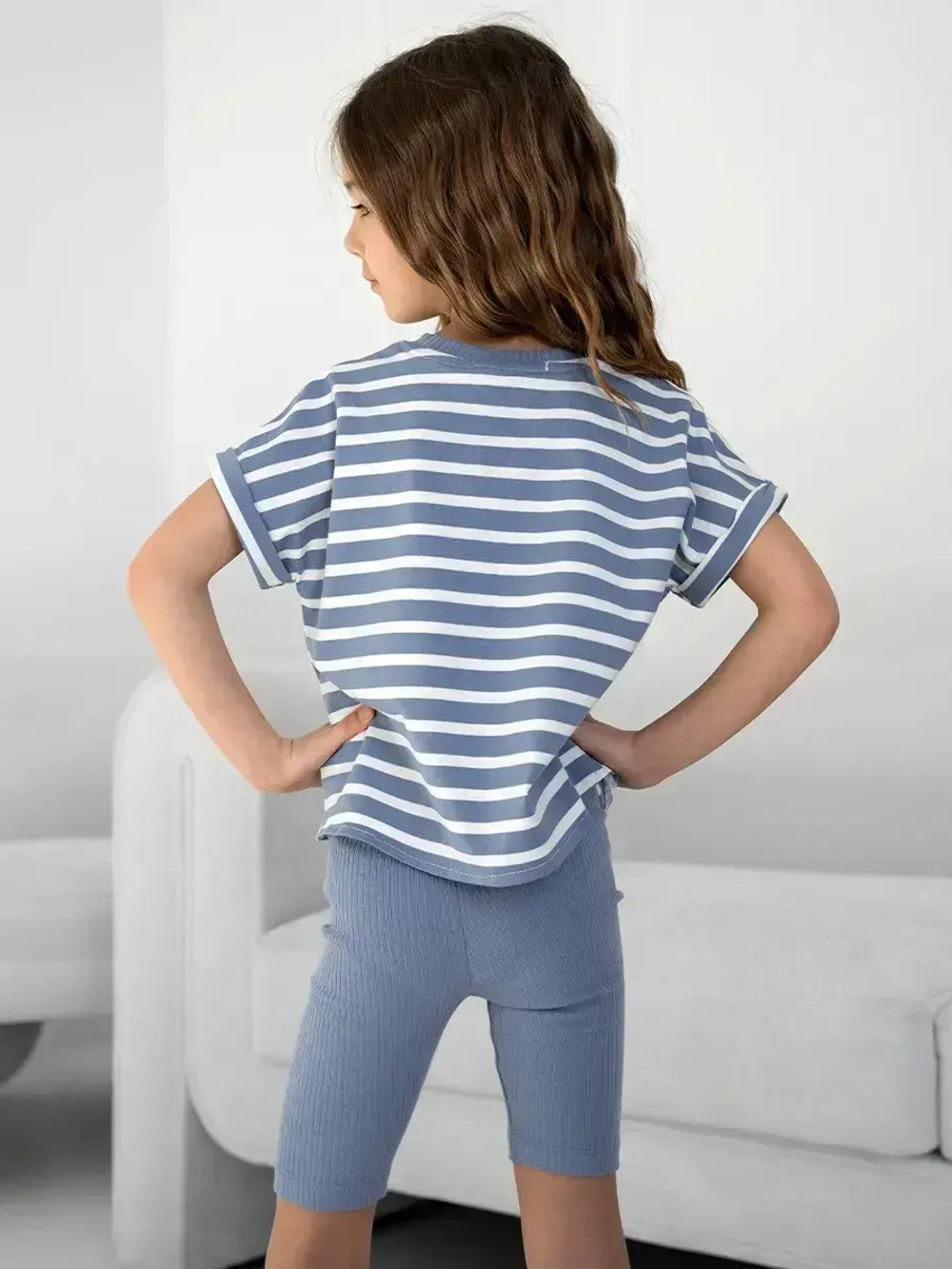 Голубой костюм для девочки на лето в полоску