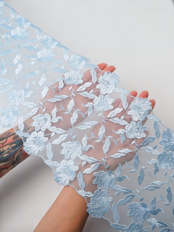 Вышивка на сетке голубая неэластичная ширина 20 см ОТРЕЗЫ