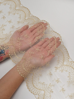 Вышивка на сетке молочная с золотой нитью ширина 23 см ОТРЕЗЫ